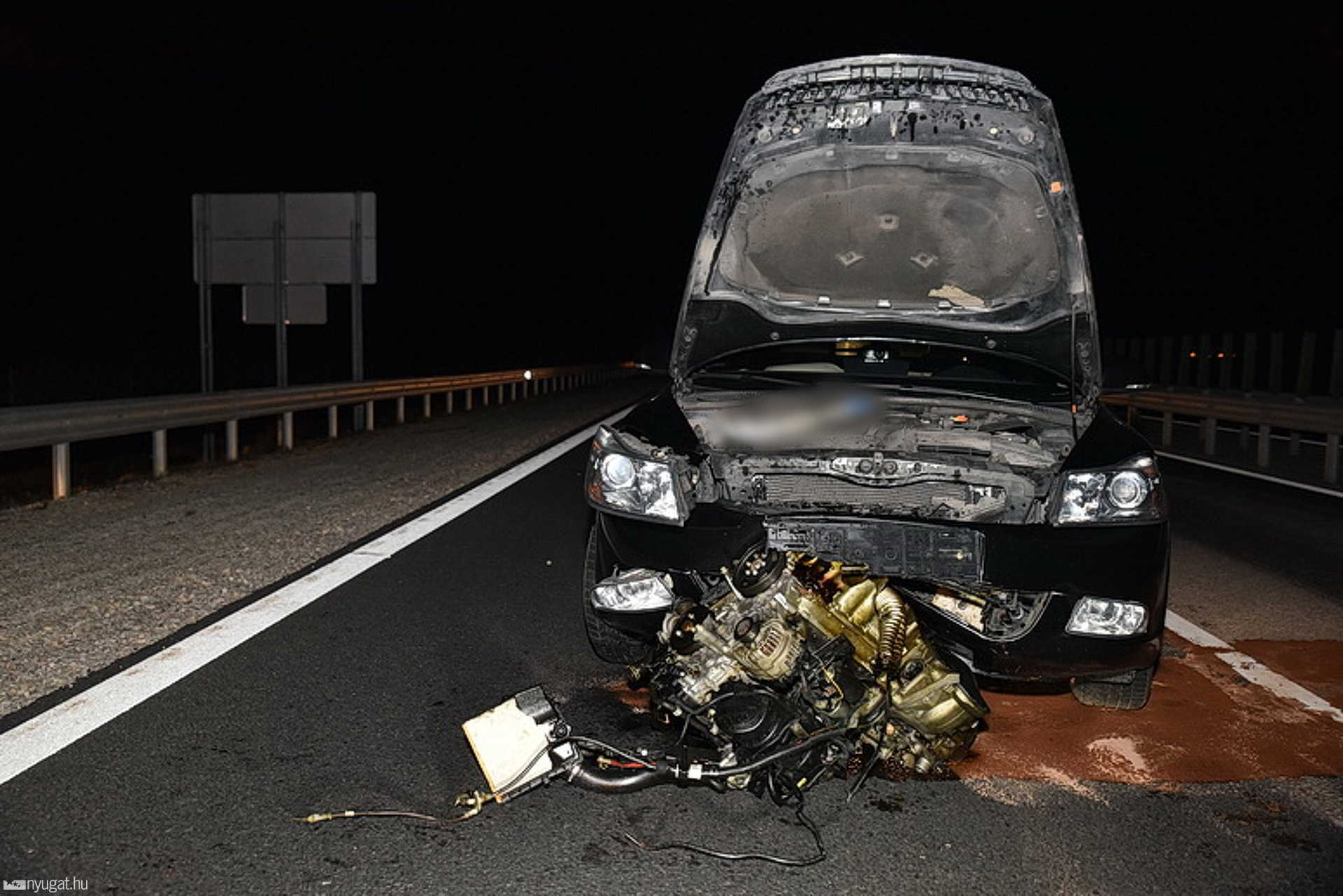 Doboz miatt tört össze két autó az M86-oson