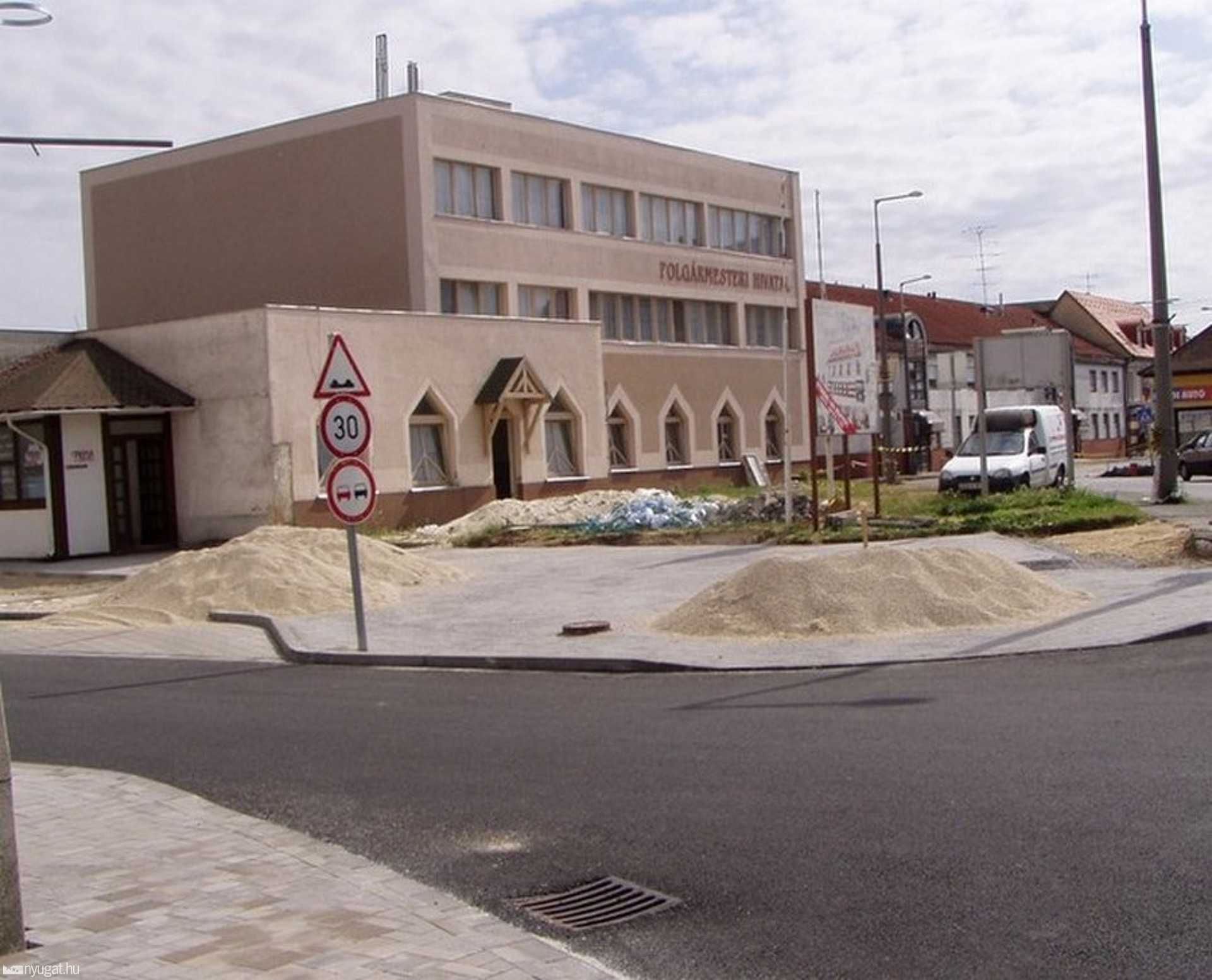 Csepregi fő tér felújítása