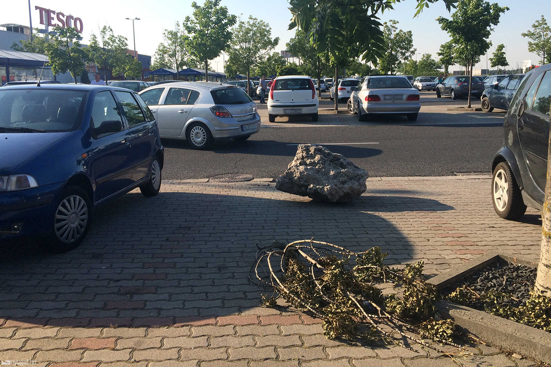 Sziklák a Tesco parkolóban
