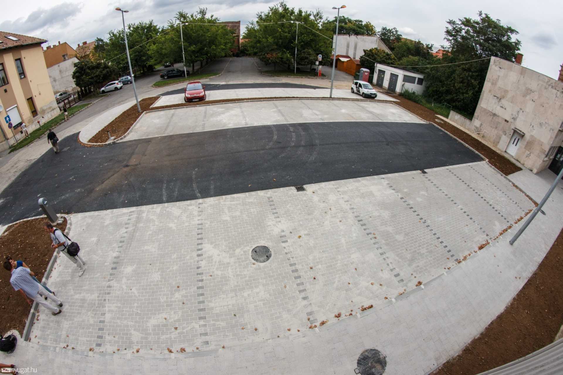 Átadták az új parkolót