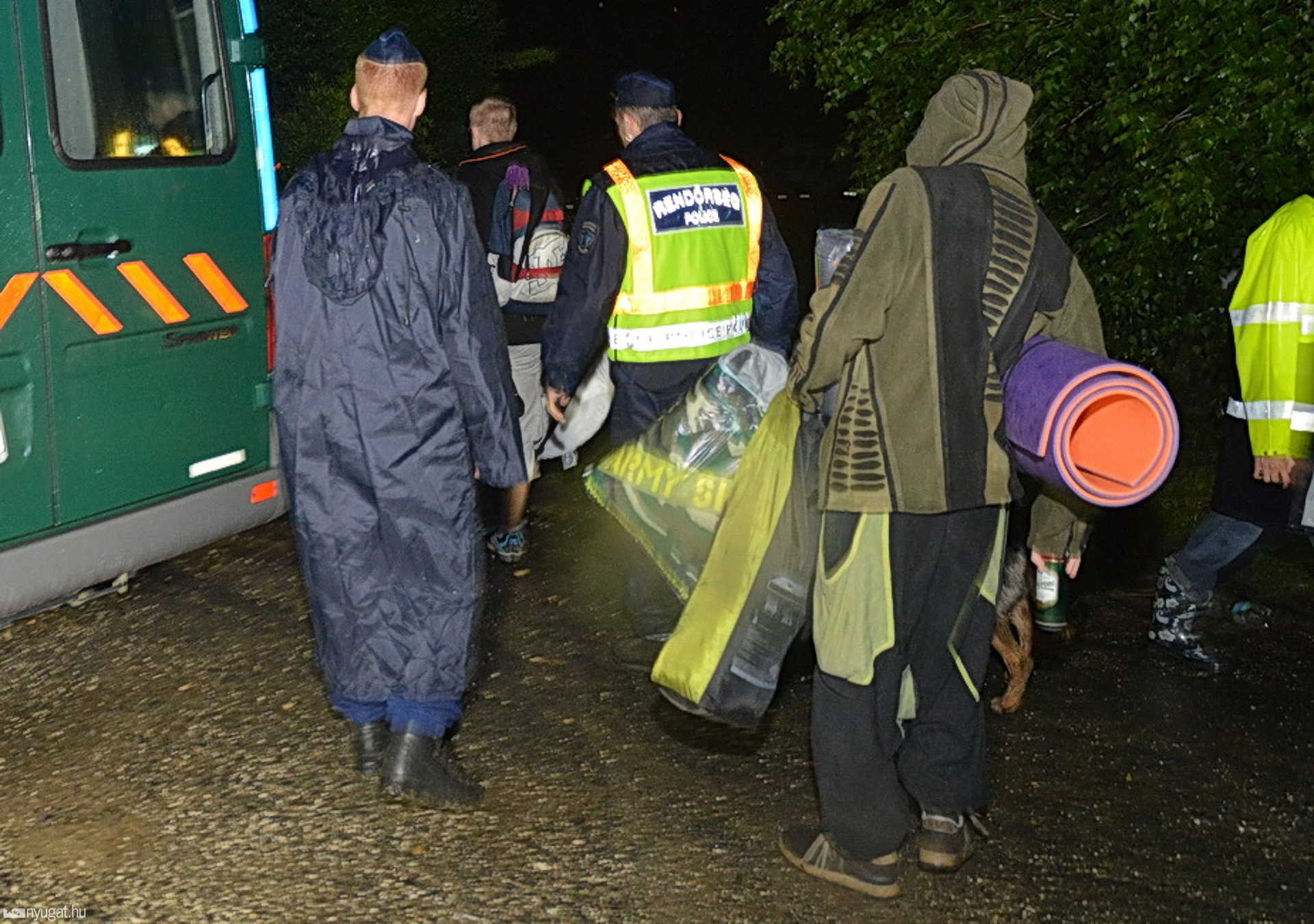 A helyszínre érkezők csomagjaiban kábítószert kerestek a rendőrök