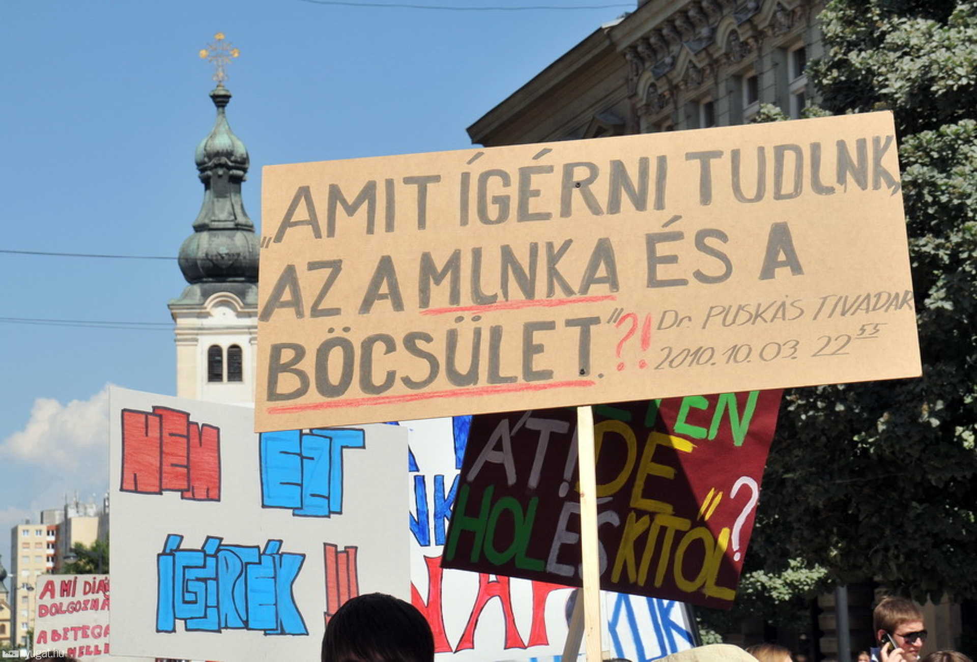 Iskolájukért demonstráltak a Szent-Györgyi Gimnázium  diákjai és tanárai Szombathelyen