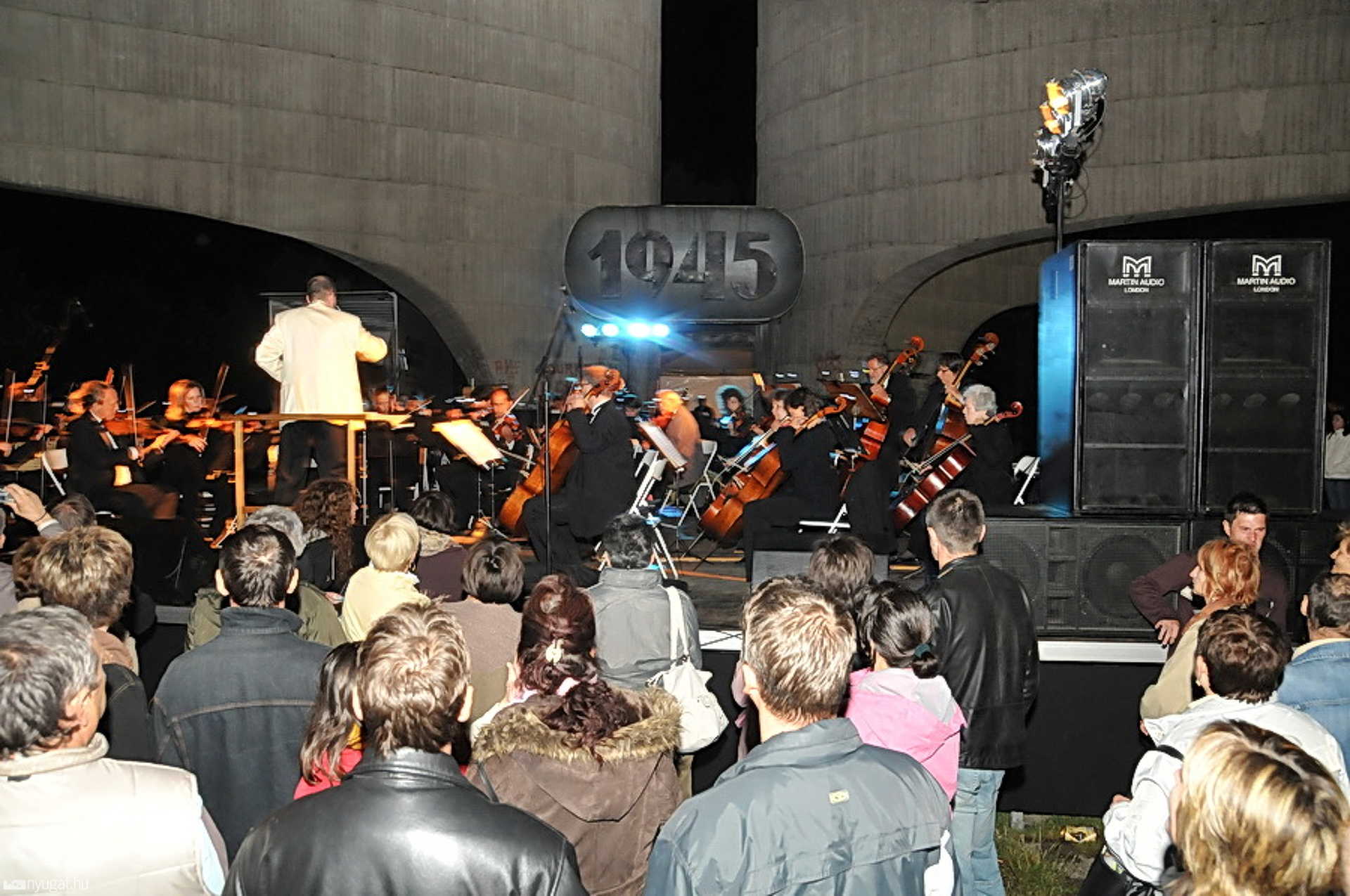 Koncert az Emlékmű alatt