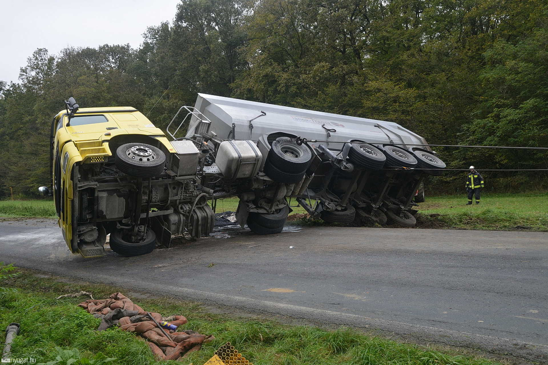 Bitumenszállító borult fel Káld közelében, a 84-esen