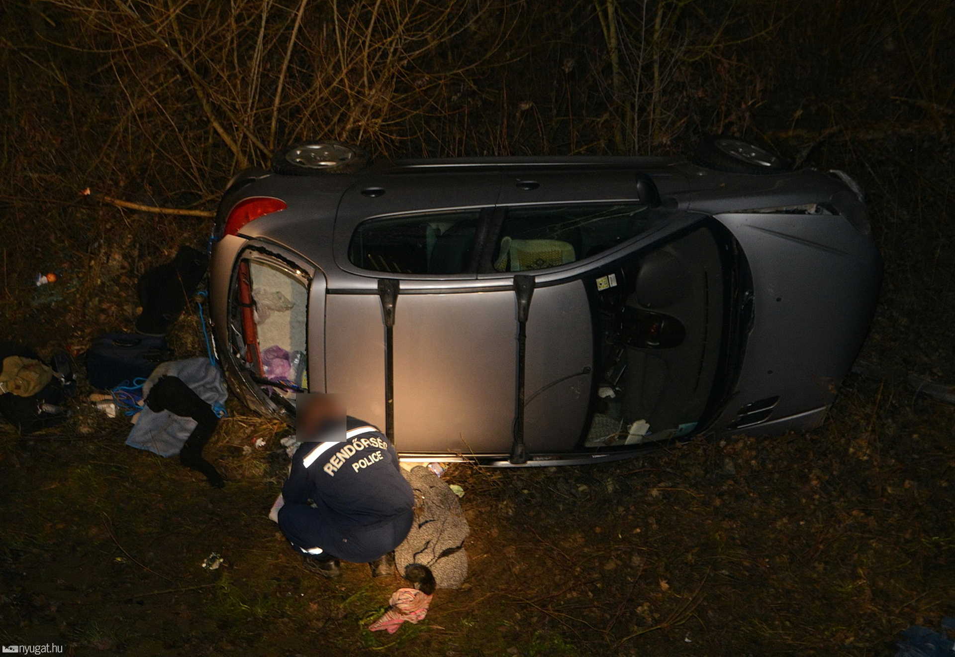 Szalagkorlátot áttörve hajtott a mélybe a Peugeot Vasvár közelében