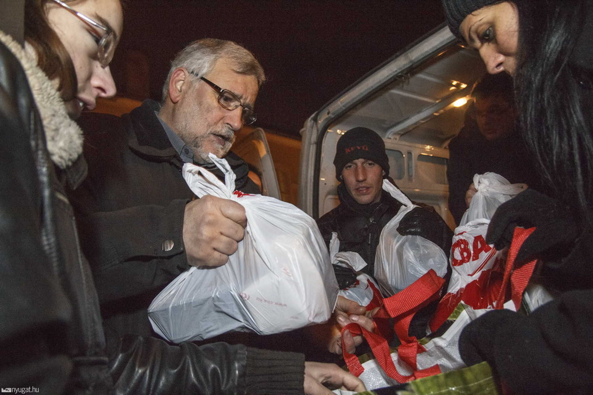 Gyebrovszki János - Ételosztás a Megyebál előtt