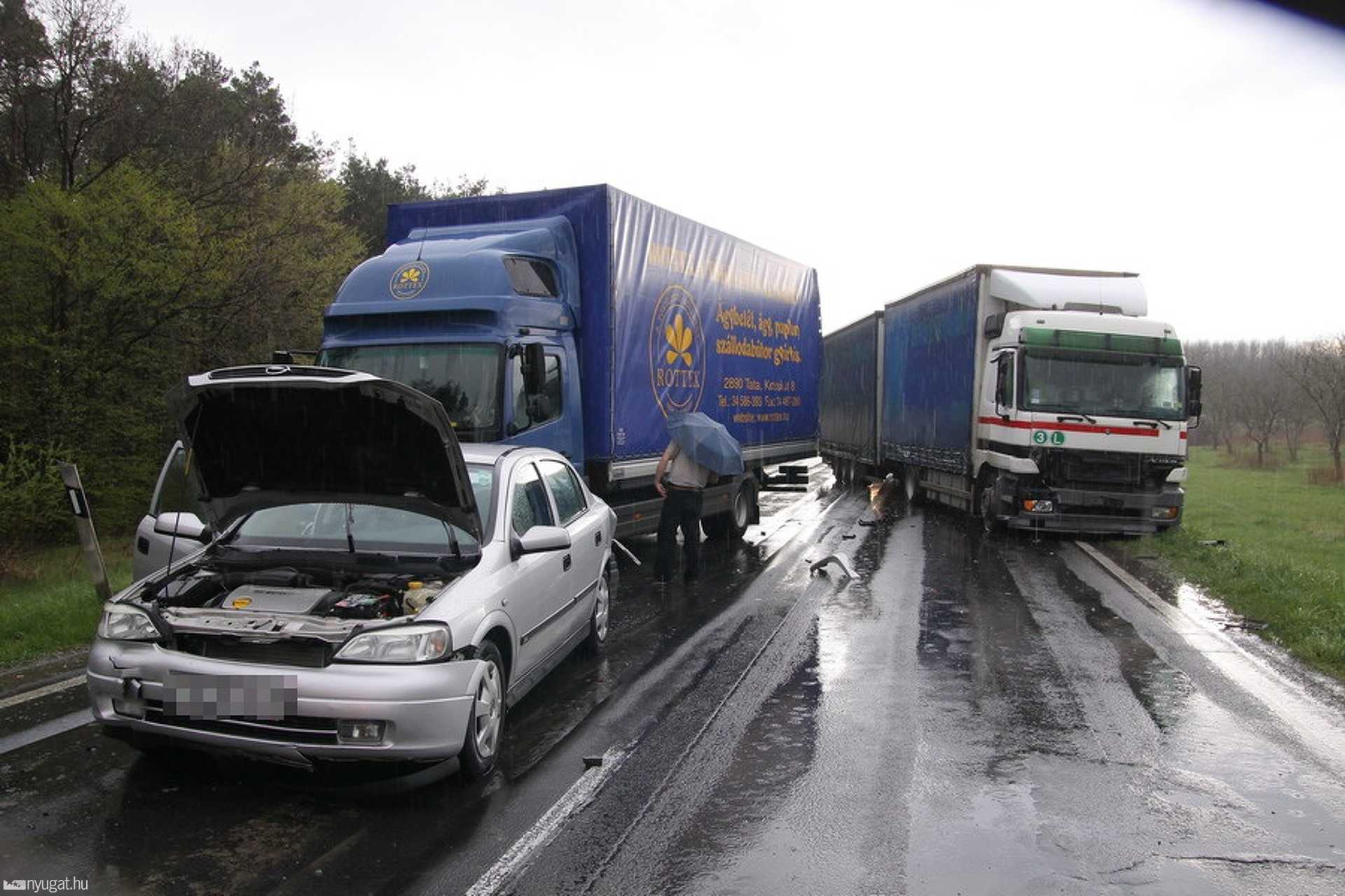 Három kamion és két személyautó ütközött a 86-oson