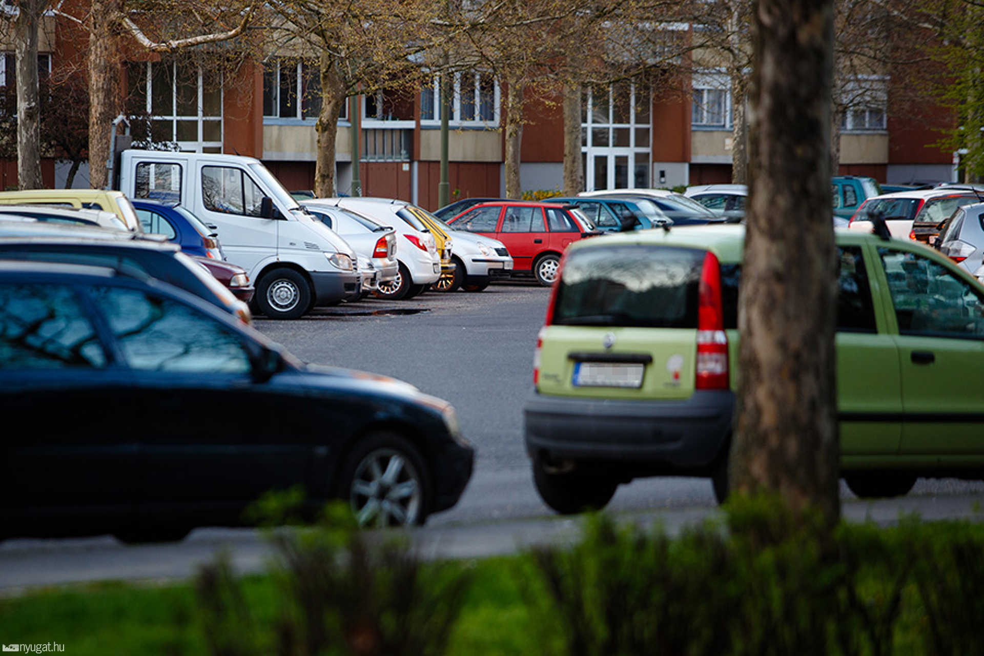 Tömött parkolók Derkovitson: Váci Mihály utca