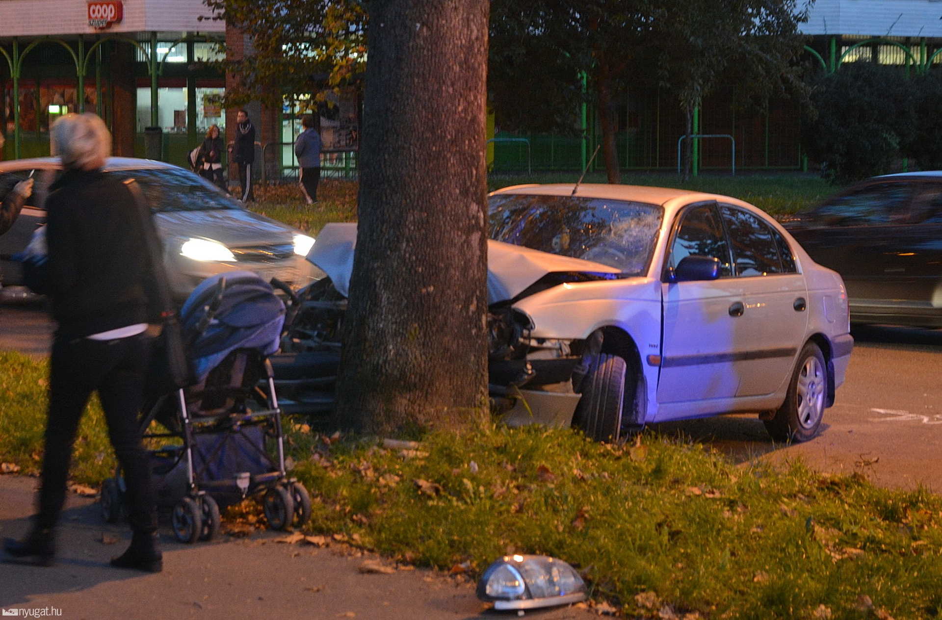 Fának ütközött a Toyota Szombathelyen
