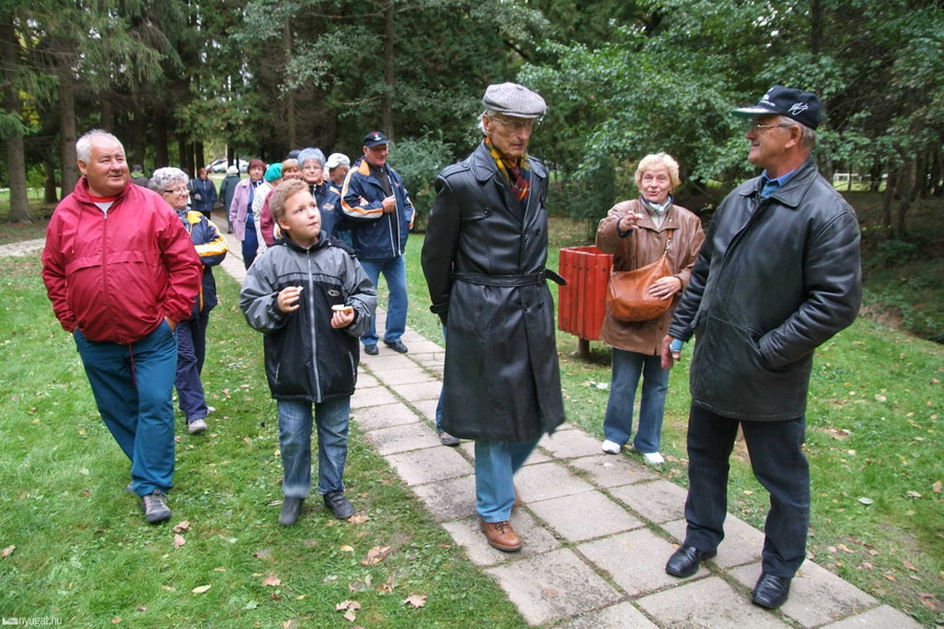 95 éves túravezető a csoportjával