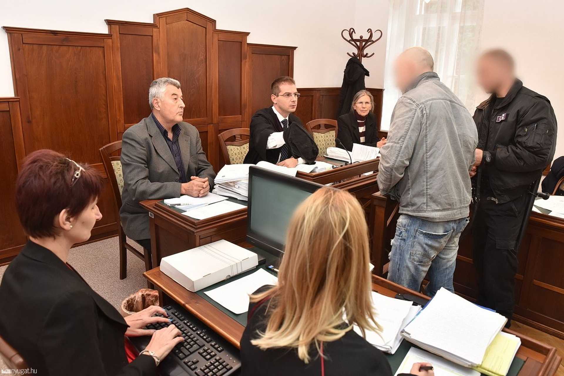 A kenyeres autót elrabló férfit vezetik a tárgyalásra
