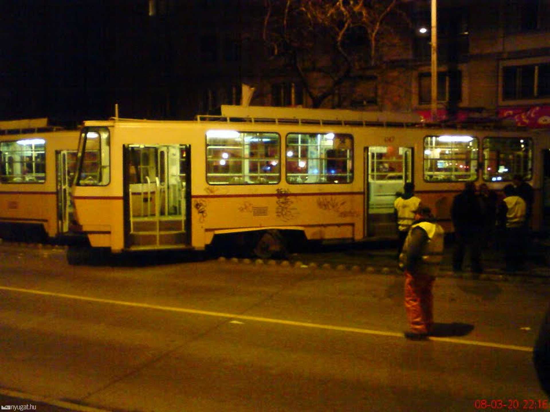 A kisiklatott és összefirkált villamos - Olvasónk, Pártos György felvétele 2008-ból