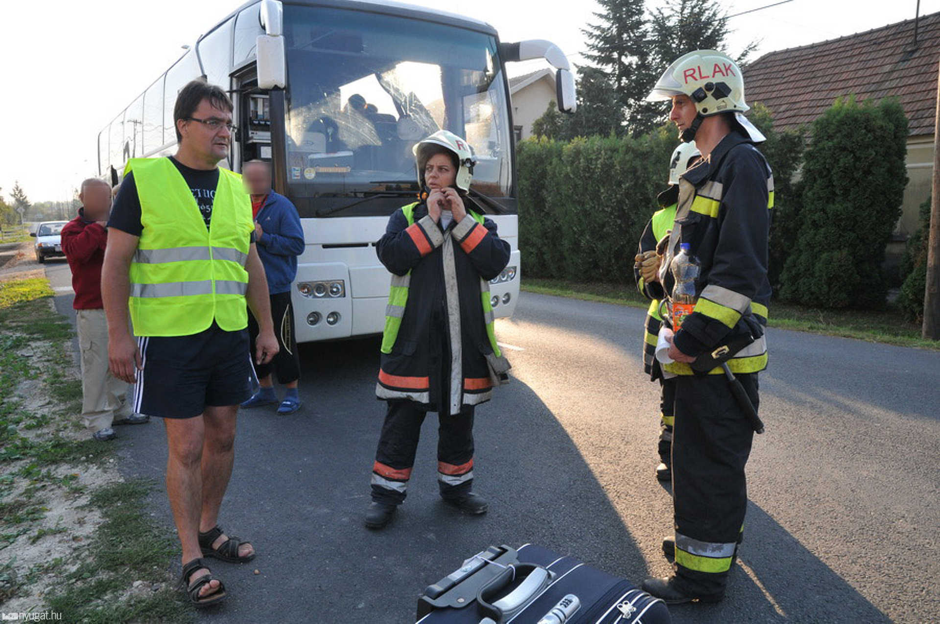 Árokba csapódott a szlovák turistabusz Vámoscsaládon