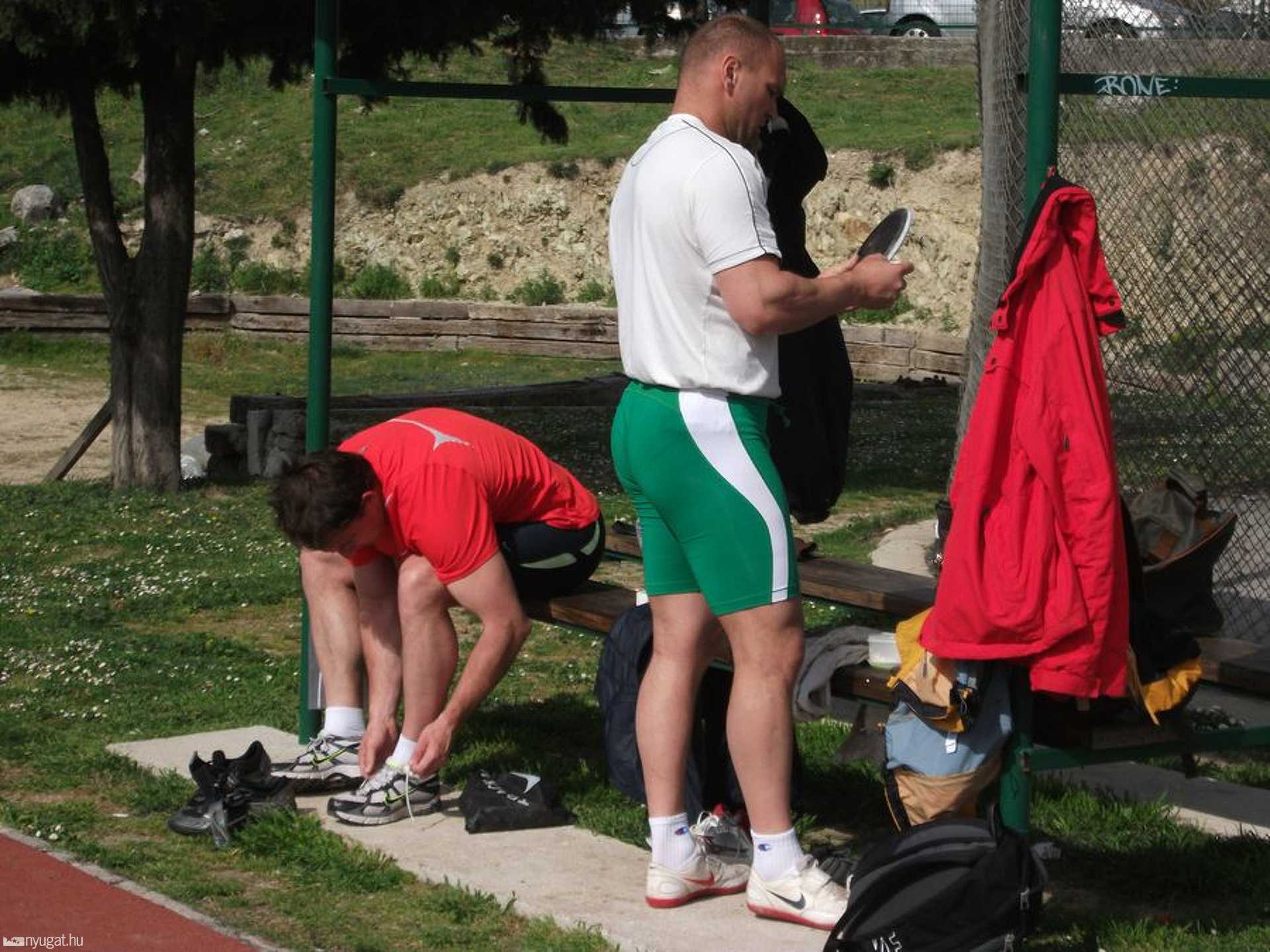 Fazekas és Kozmus dobáshoz készülődik
