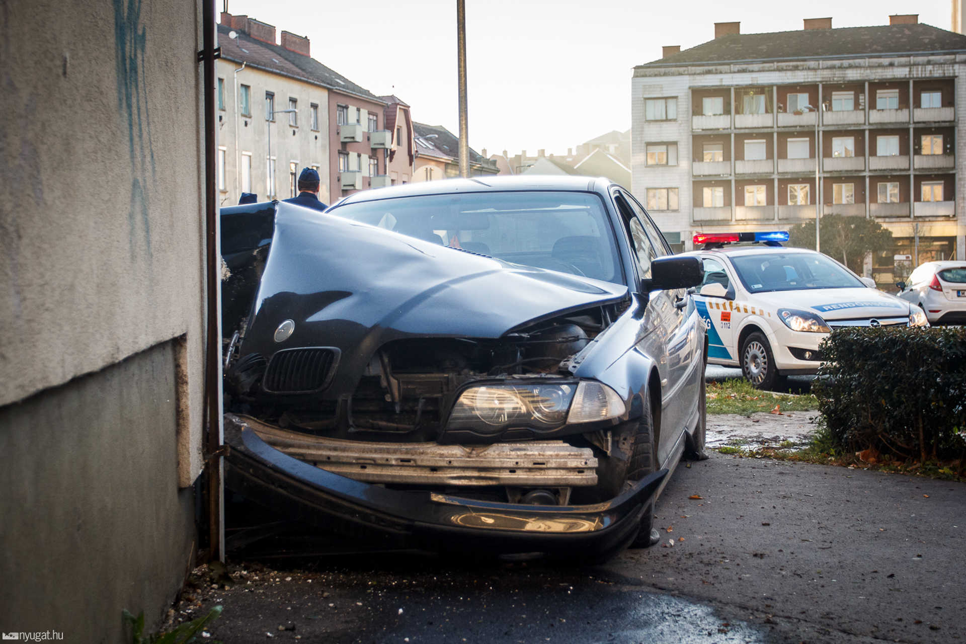 Házfalba csapódott autó a Március 15. téren