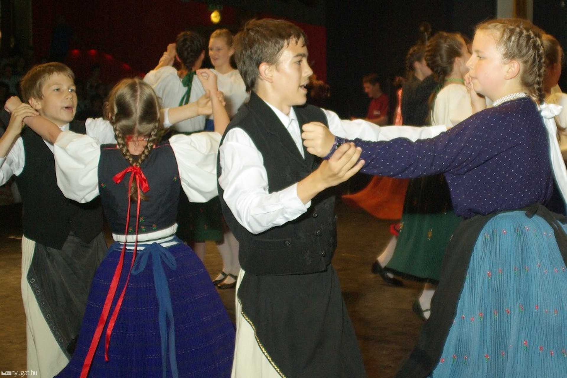 Néptánc évzáró 2011