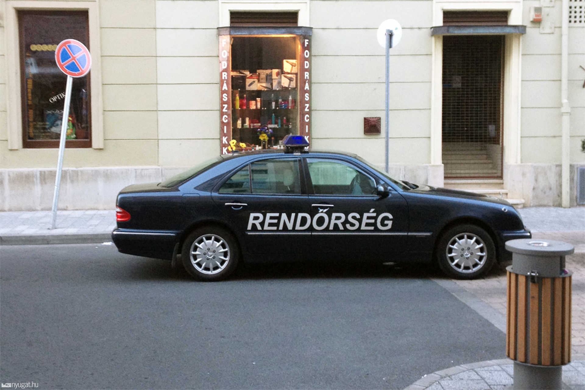 Tilosban parkoló rendőrségi Mercedes