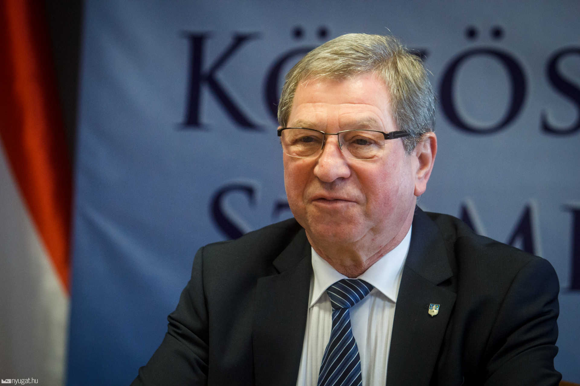 A FALCO-gyár környezetterhelése ellen indított petíciós aláírások átadása