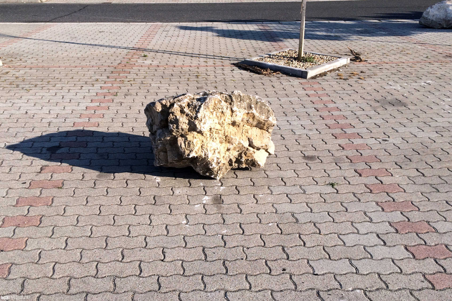 Sziklák a Tesco parkolóban