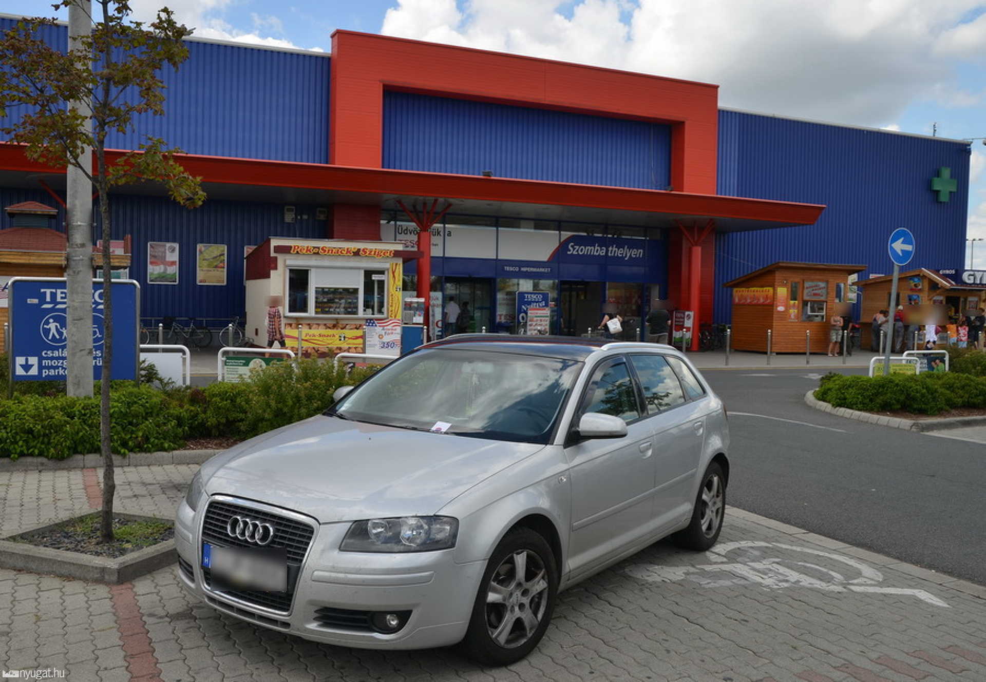 Két rokkantparkolót elfoglaló Audi Szombathelyen