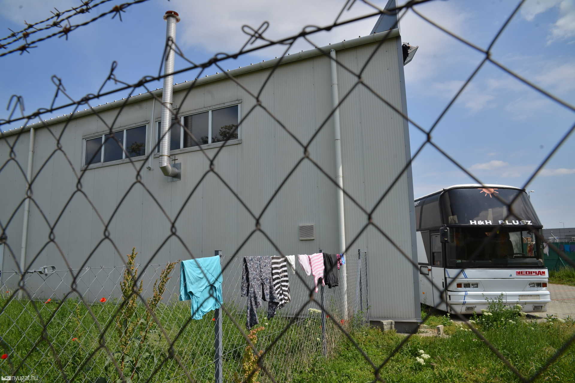 Illegális munkásszállás a Győri Ipari Park egyik elhagyott üzemcsarnokában