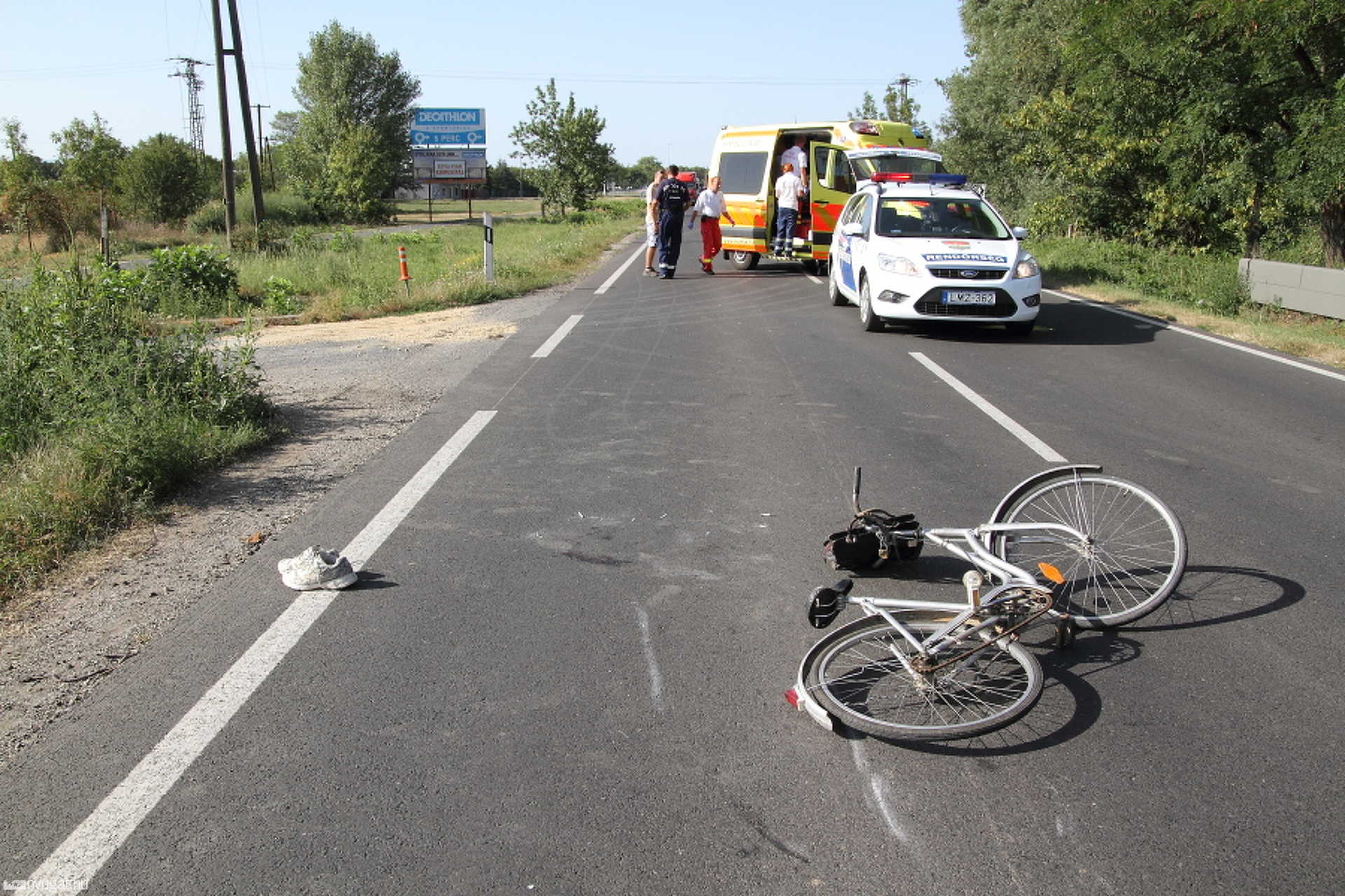 Biciklis kanyarodott a kamionnak a 86-os úton