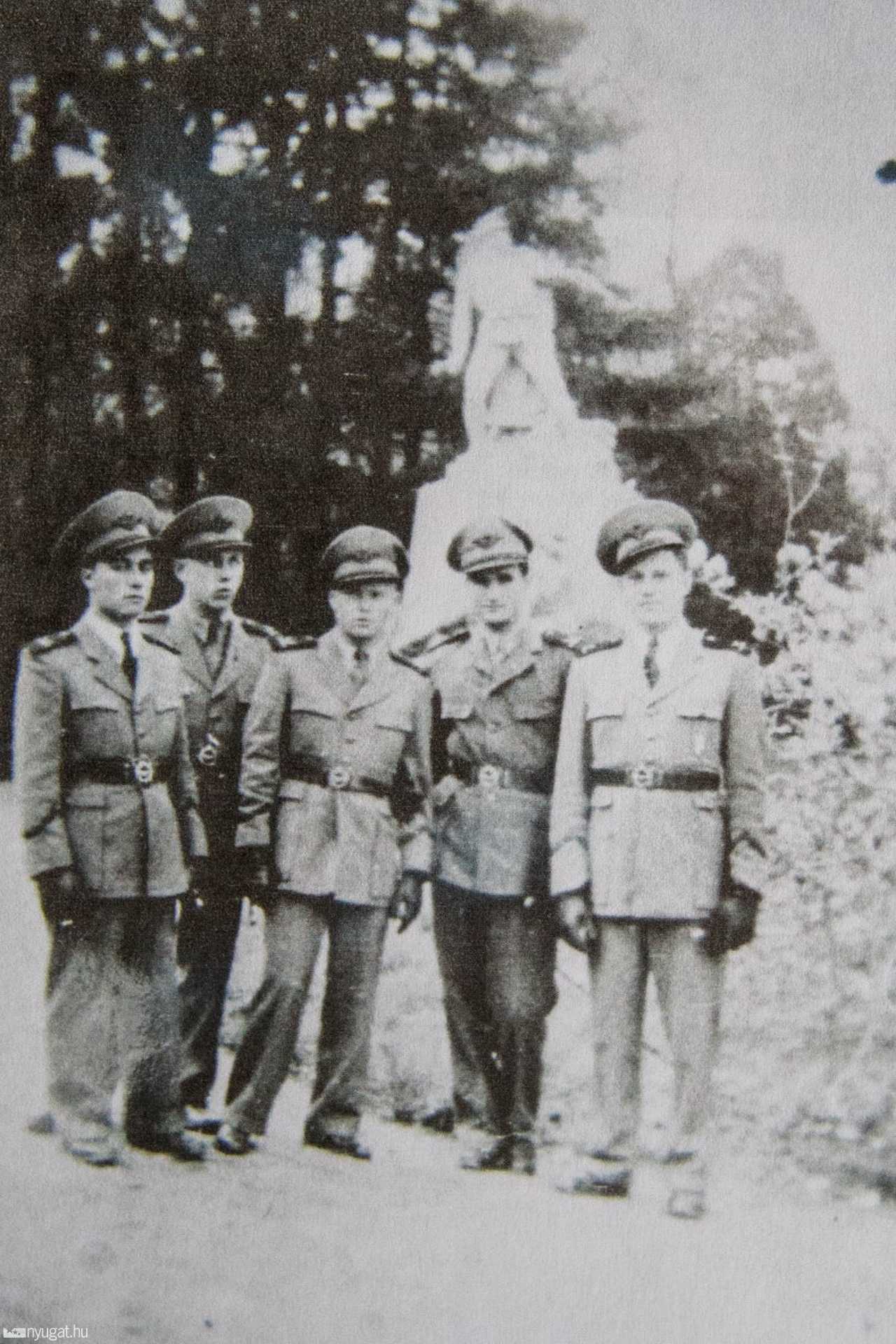 Az I. VH-s hősi emlékmű előtt. Ajtony Attila, Benda Lajos, Hirippi Ferenc és v. Hornyánszky Pál