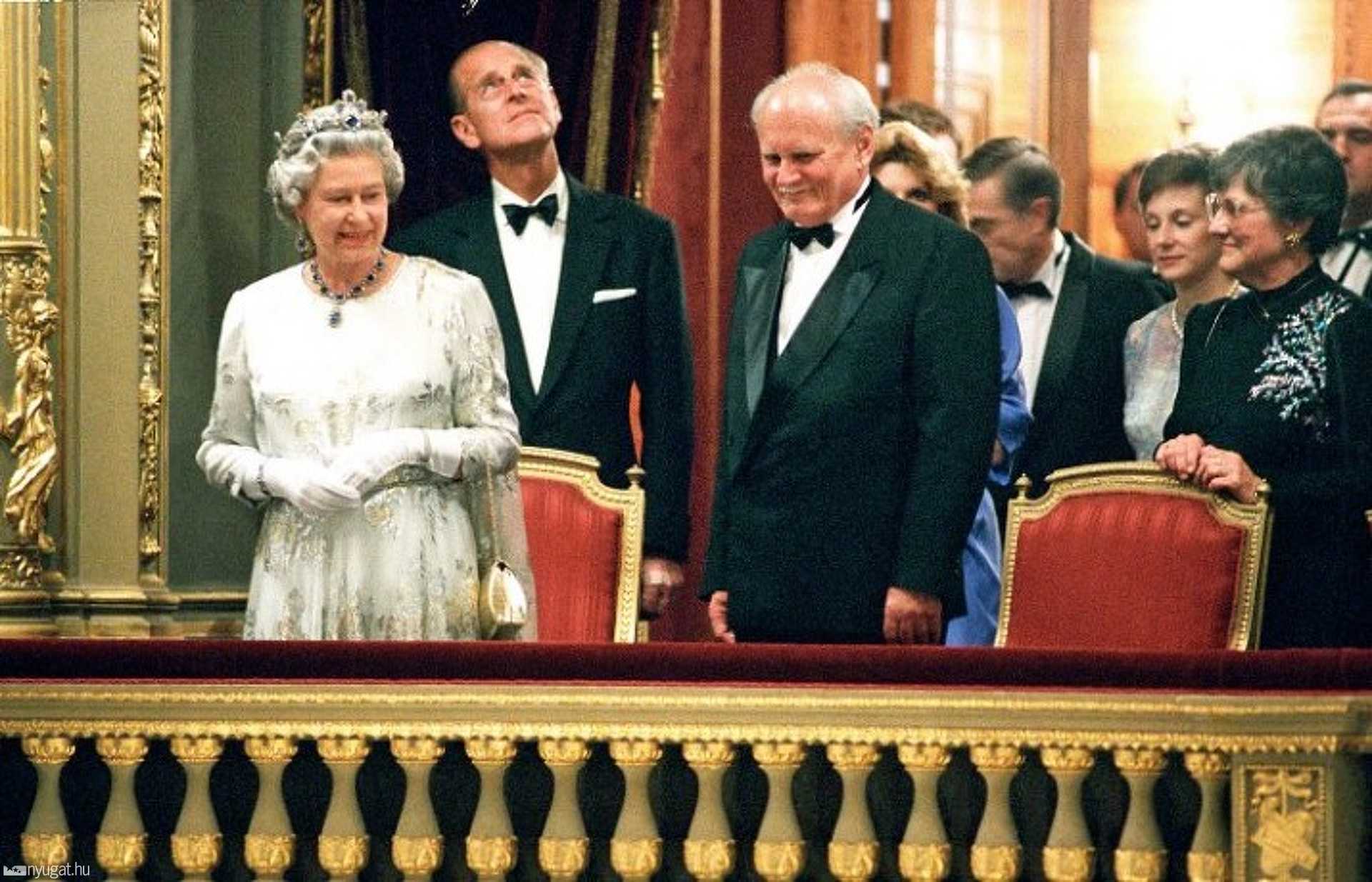 1993. május 5. Göncz Árpád II. Erzsébet és férje, Fülöp herceg társaságában az Állami Operaház királyi páholyában. 