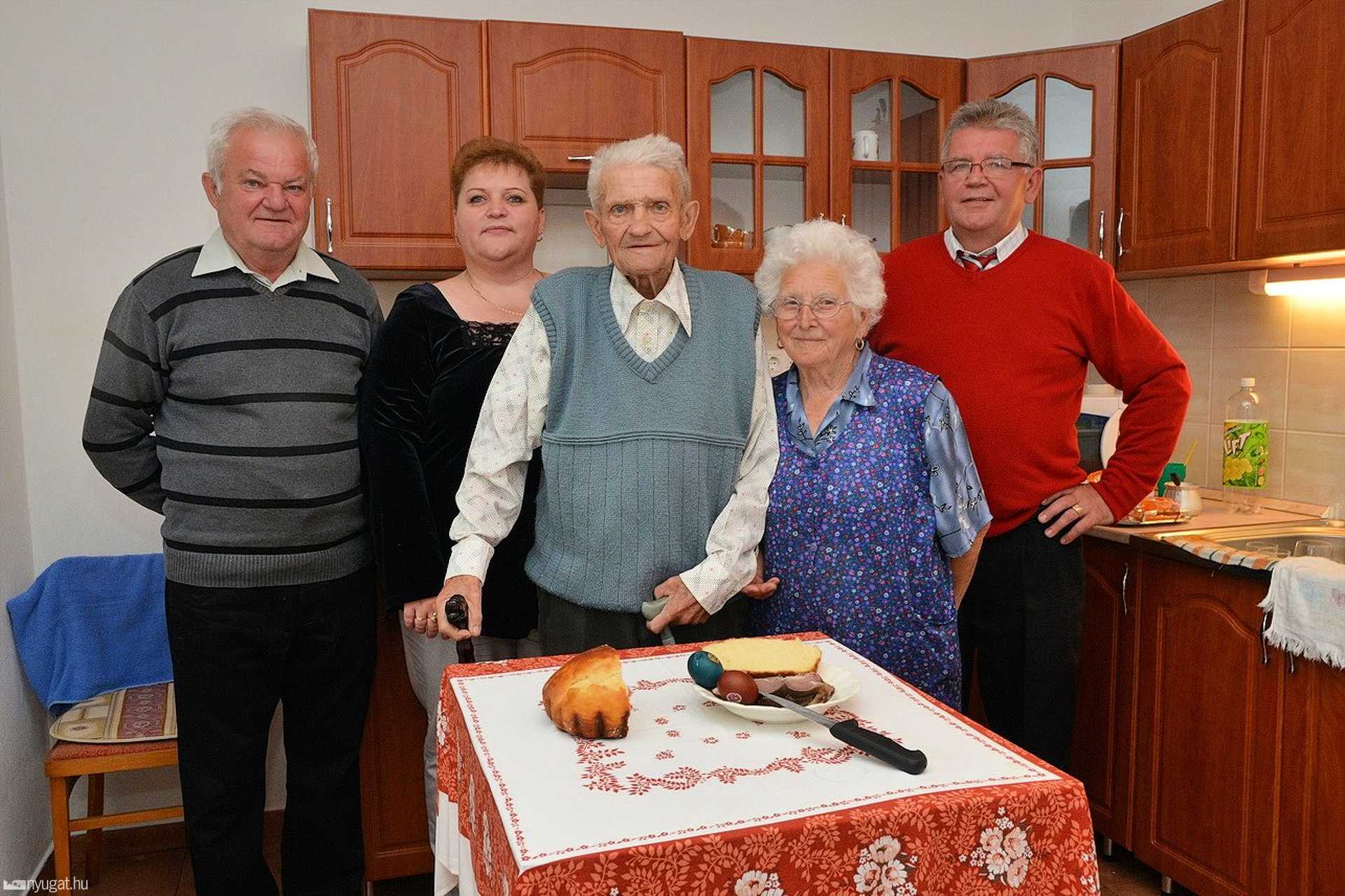 Szülők és gyerekek, a robbanás után felújított konyhában