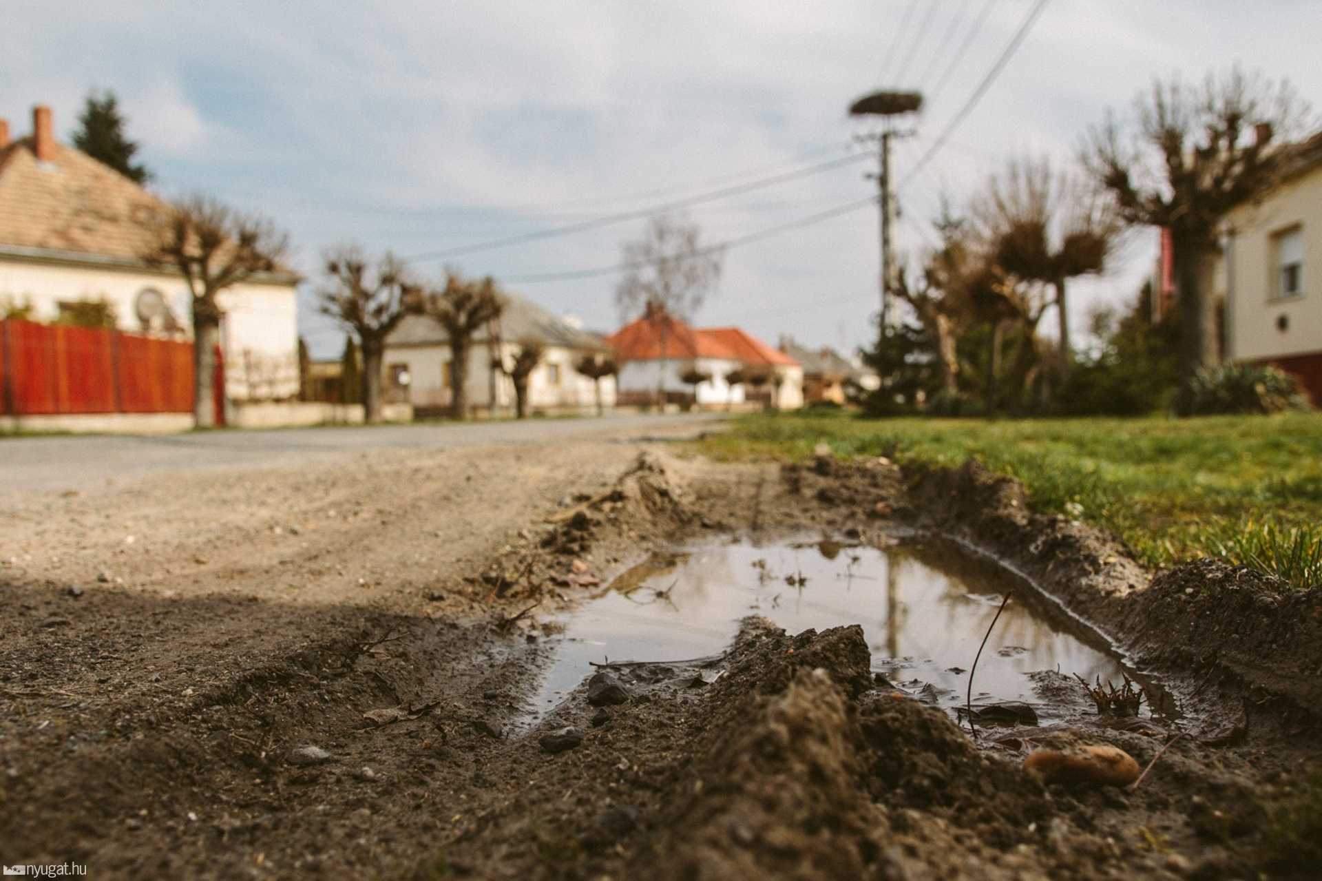 Kátyú a Halastó utcában