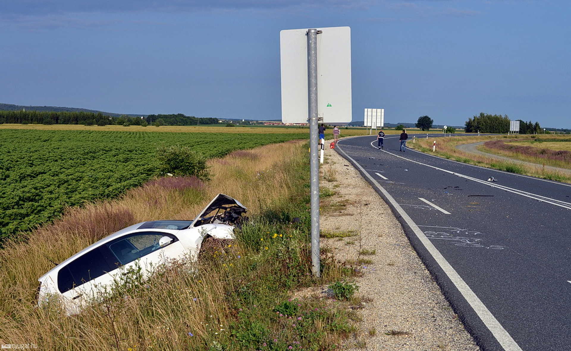 Baleset a 89-es főúton - árokba csapódott a VW Golf