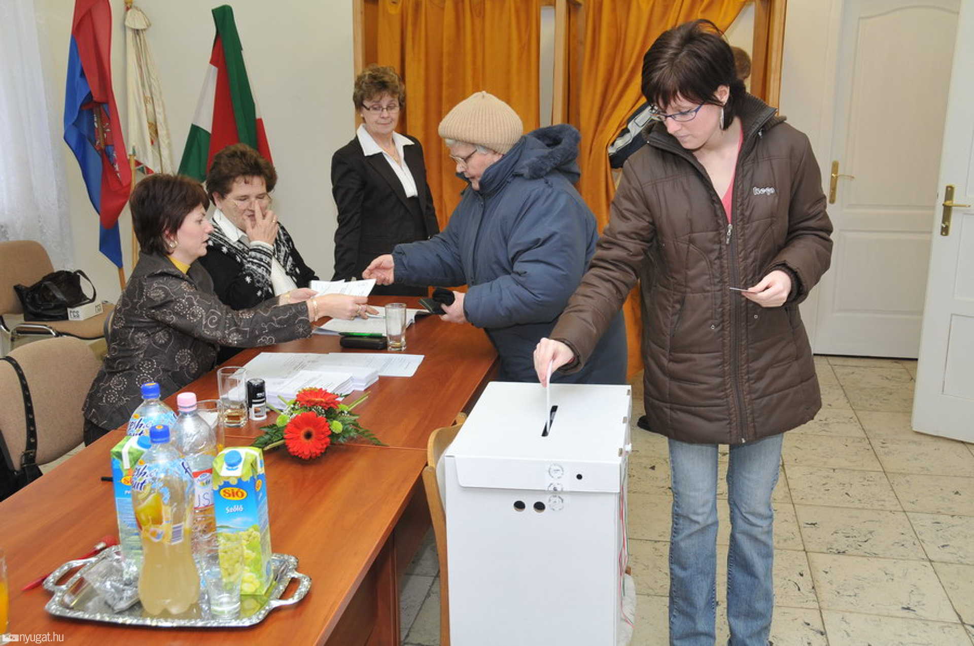 Népszavazás Váton a repülőtérről
