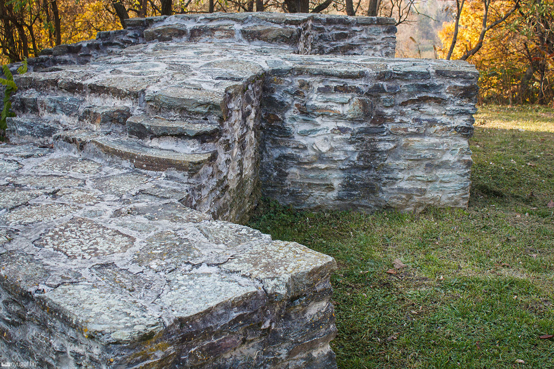 Ősz a jáki templomnál