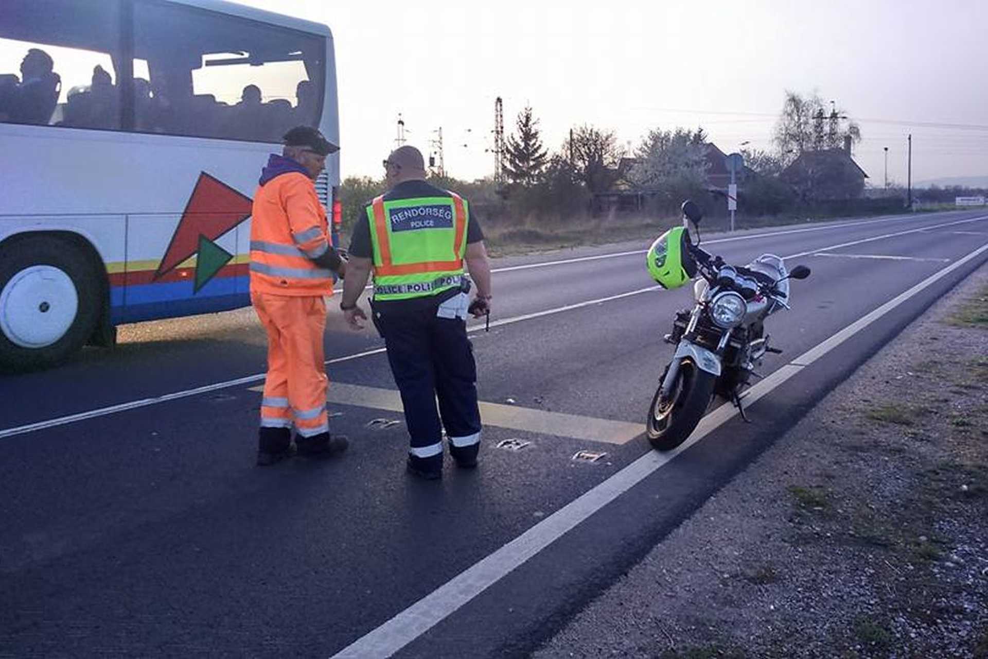 Szétdurrant az aszfaltba épített világítótest a motor alatt