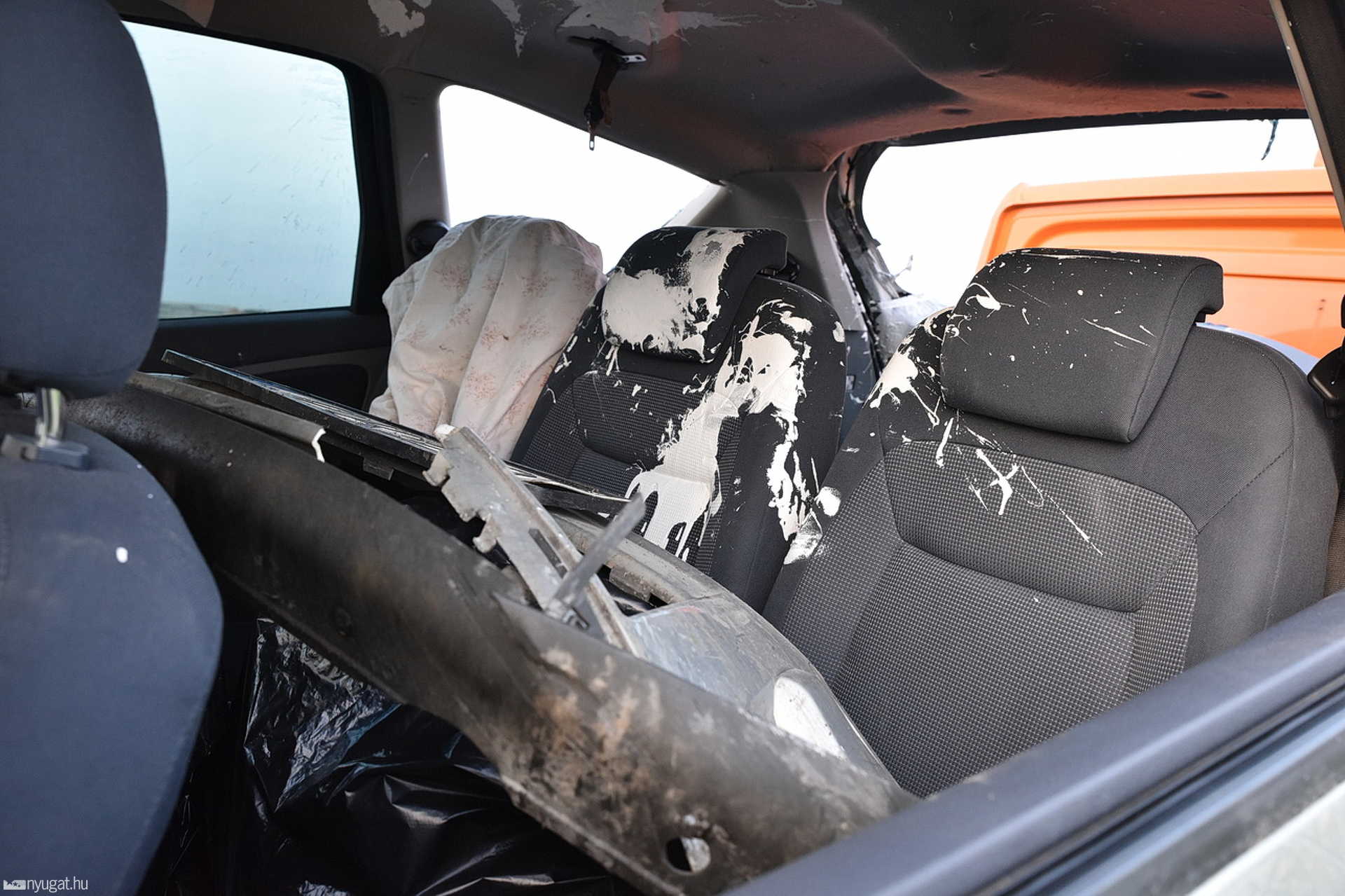 Lebontotta a szalagkorlátot és lerobogott a töltésen egy Ford az M86-on