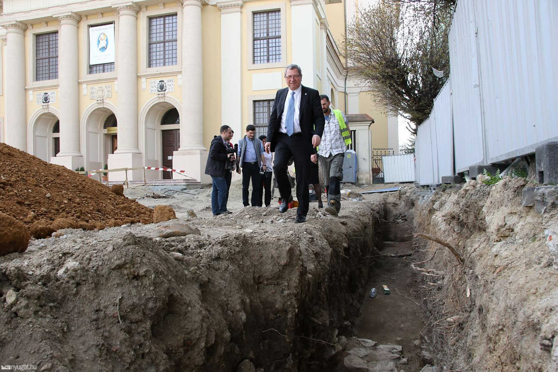 Római kori leletekre bukkantak a Mindszenty téren