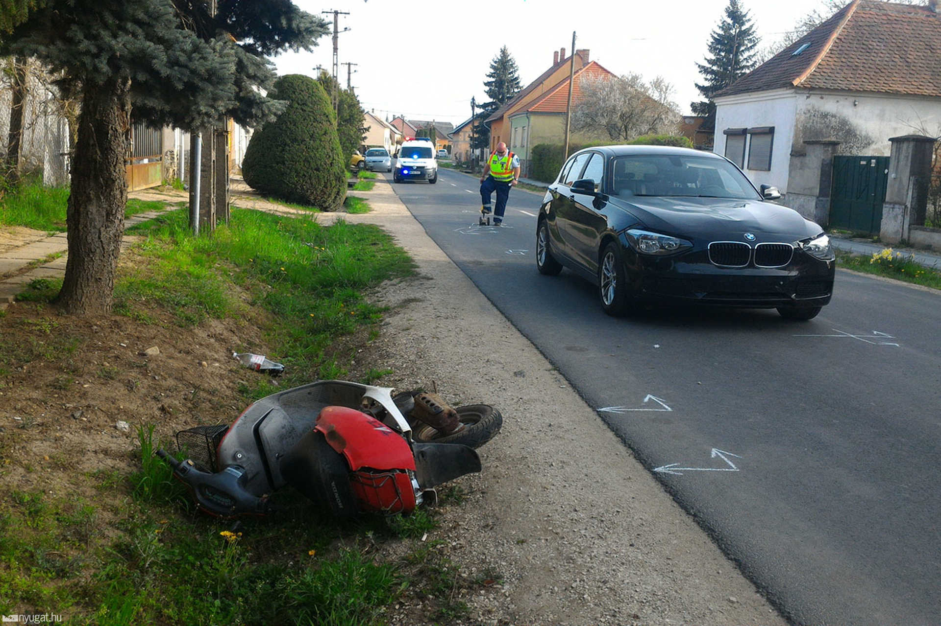 Segédmotorost gázolt egy autó Gencsapátiban
