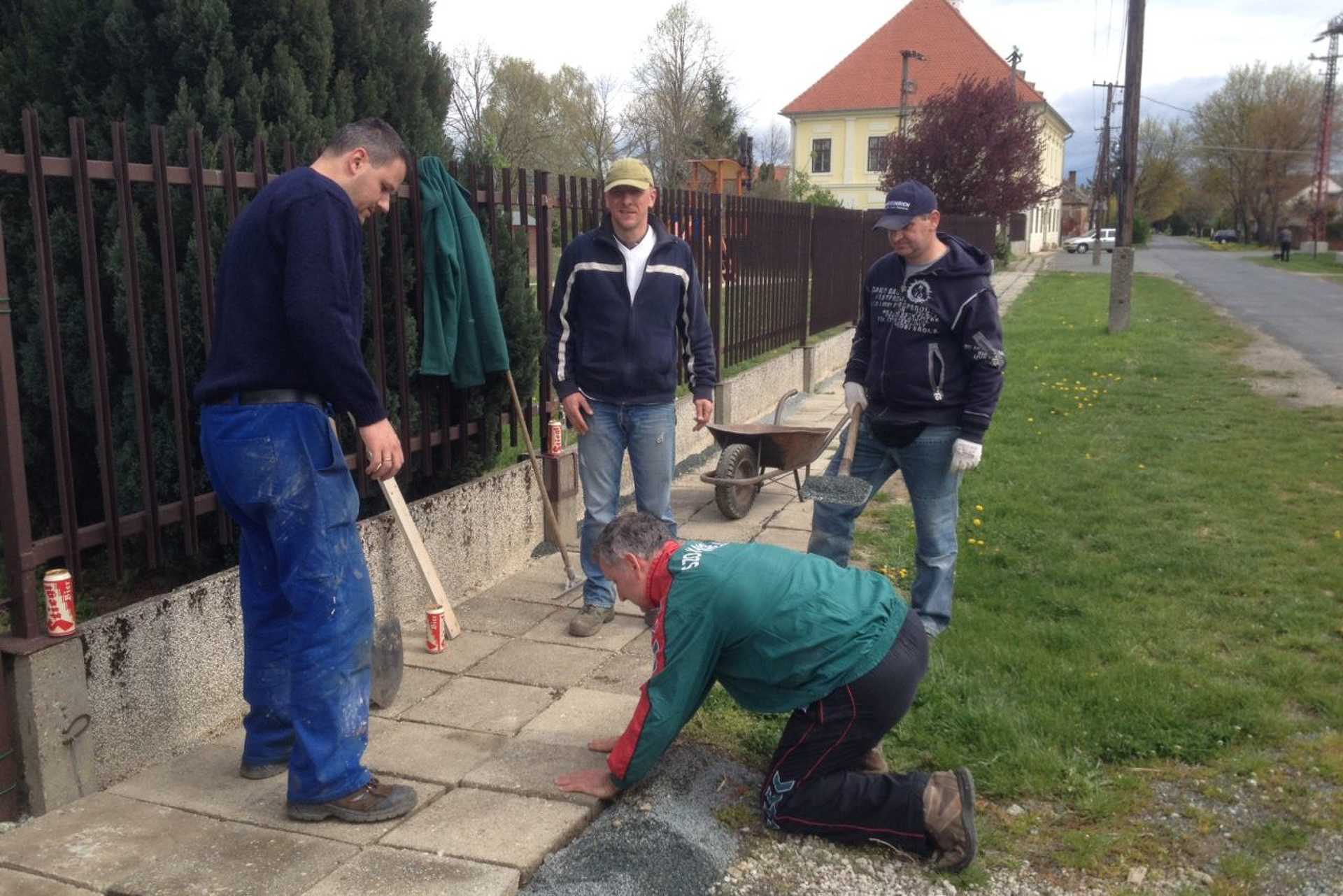 Apukák járdát építenek a Játéksziget óvodánál