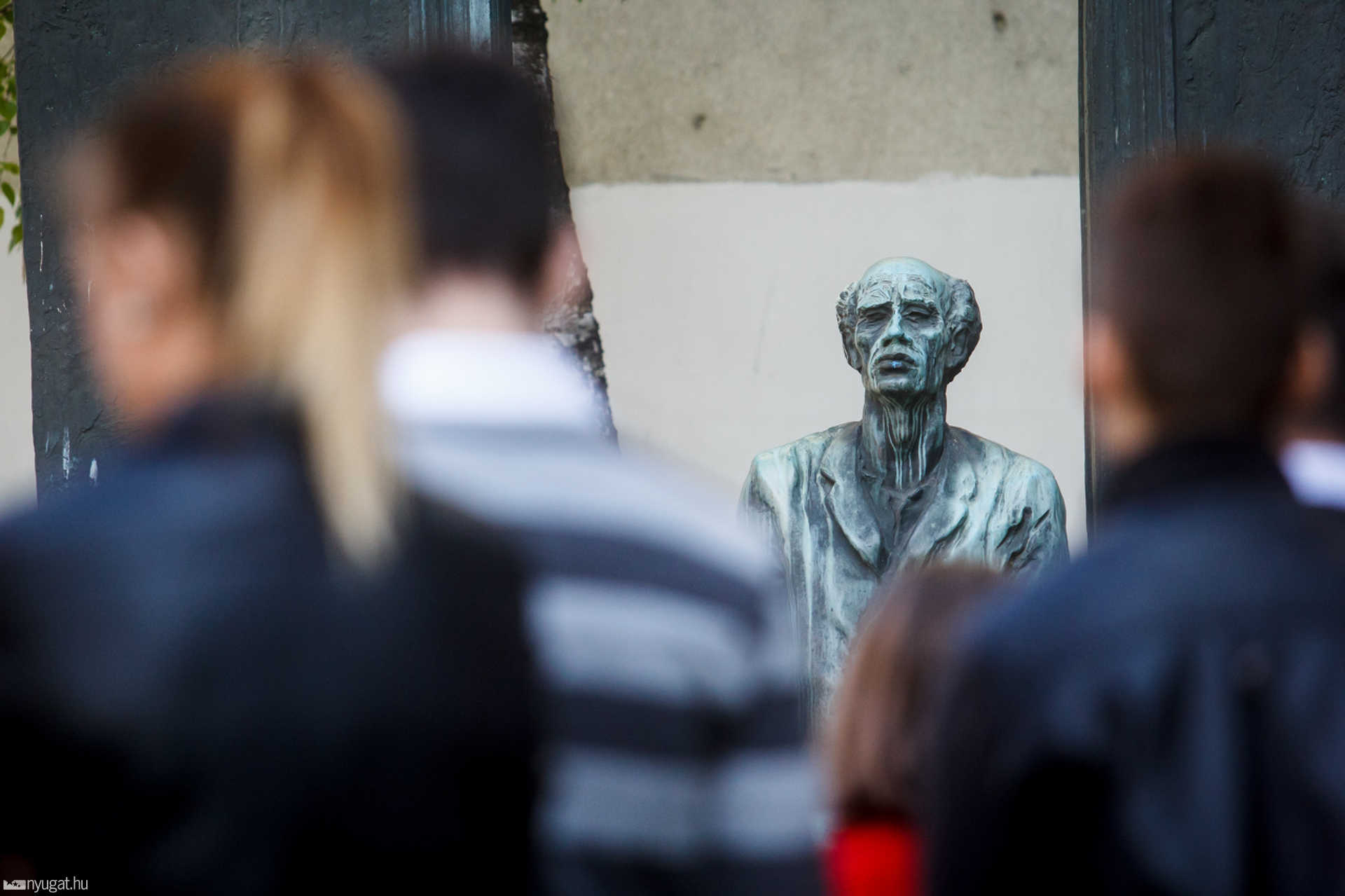 Derkovits Gyula szobrának koszorúzása