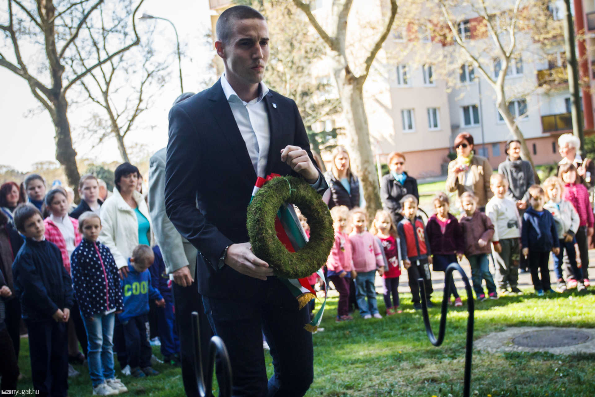 Derkovits Gyula szobrának koszorúzása