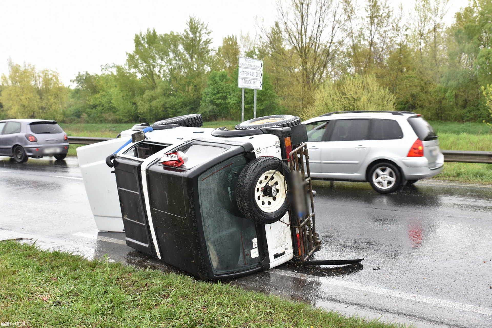 Felborult egy Suzuki a 86-oson Szombathely határában  