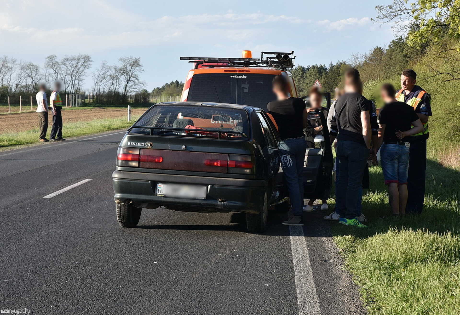 Útellőrző autóba csapódott egy Renault a 86-oson
