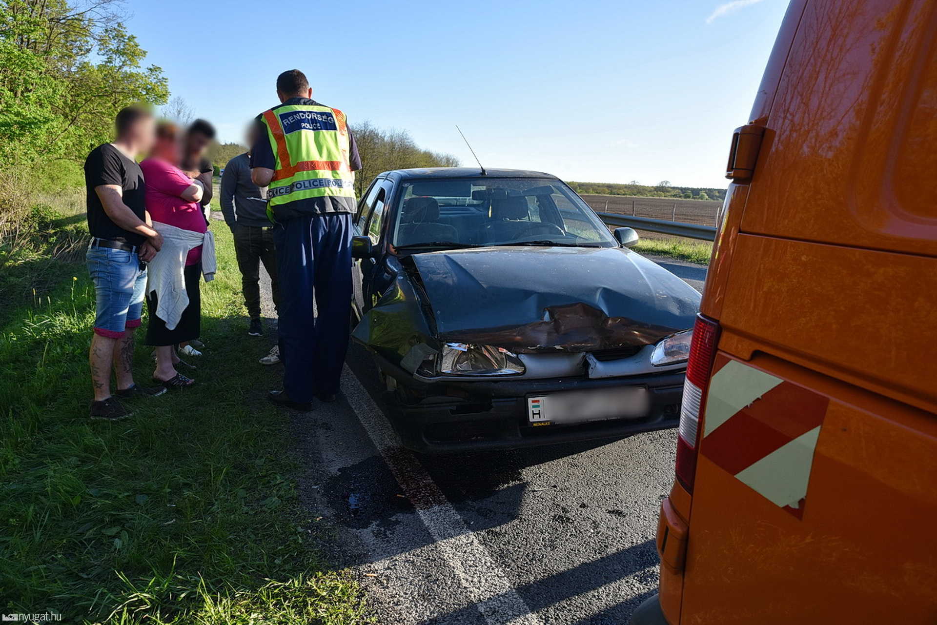 Útellőrző autóba csapódott egy Renault a 86-oson