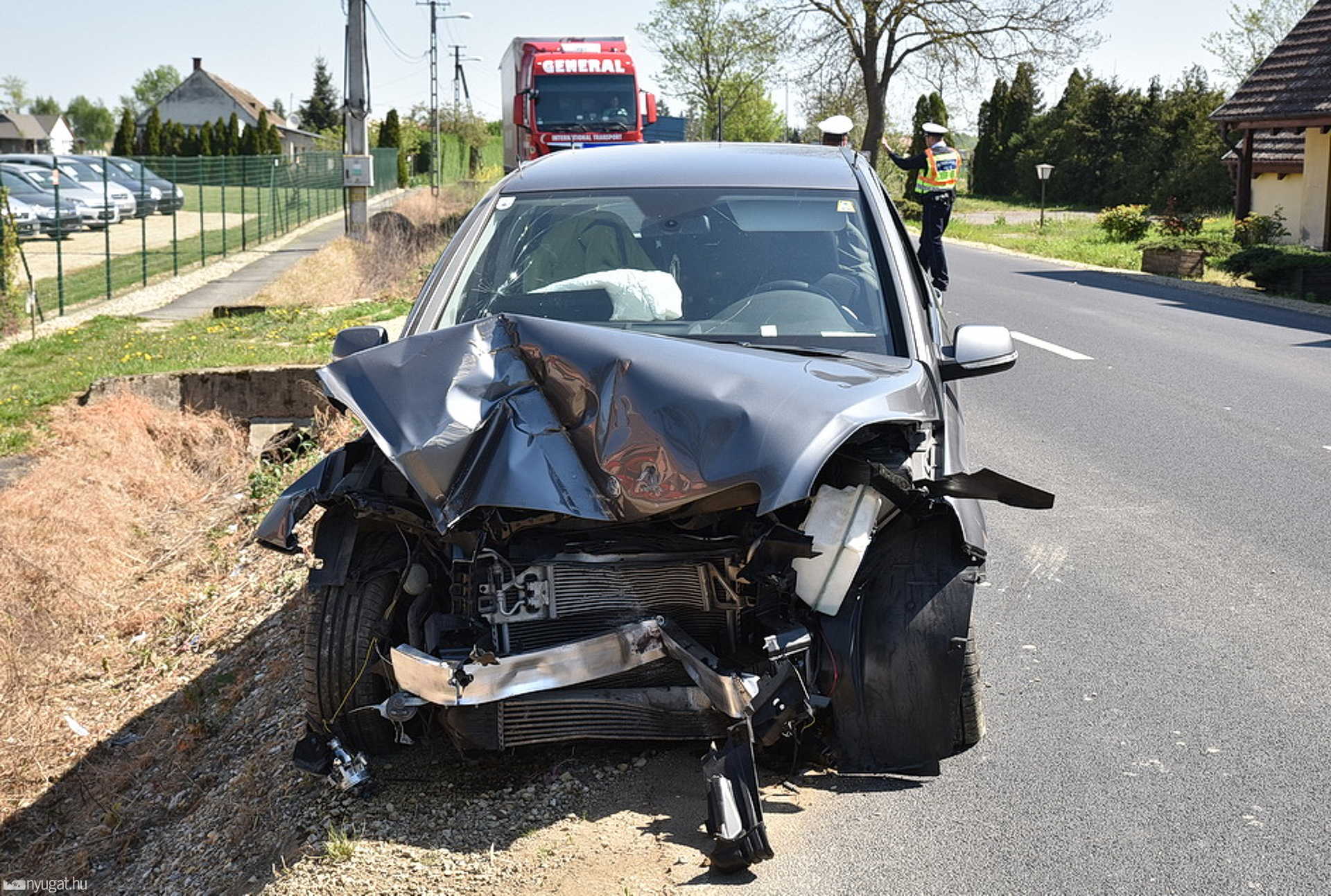 Villanyoszlopnak ütközött egy Mercedes Egyházashollóson