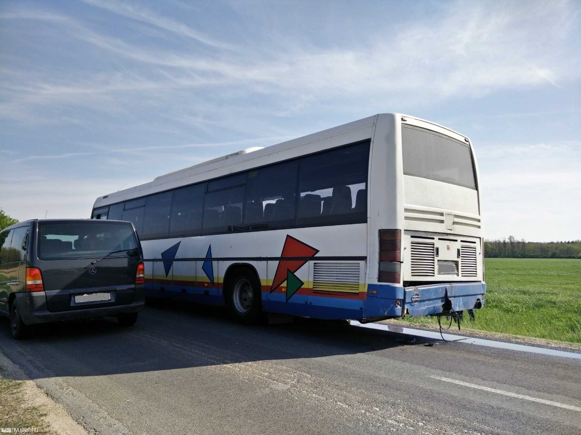 Fékező busznak hajtott egy Suzuki