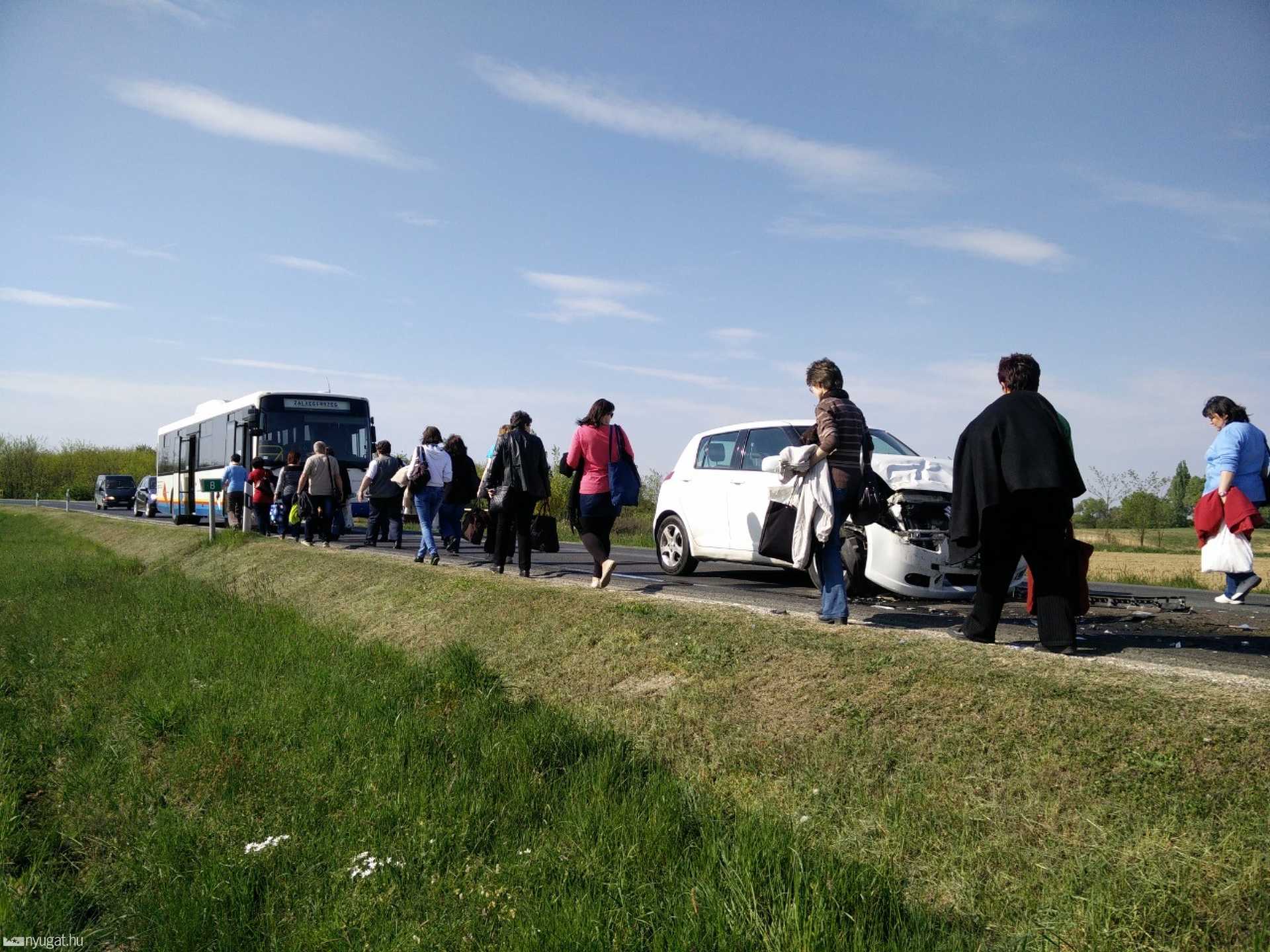 Fékező busznak hajtott egy Suzuki