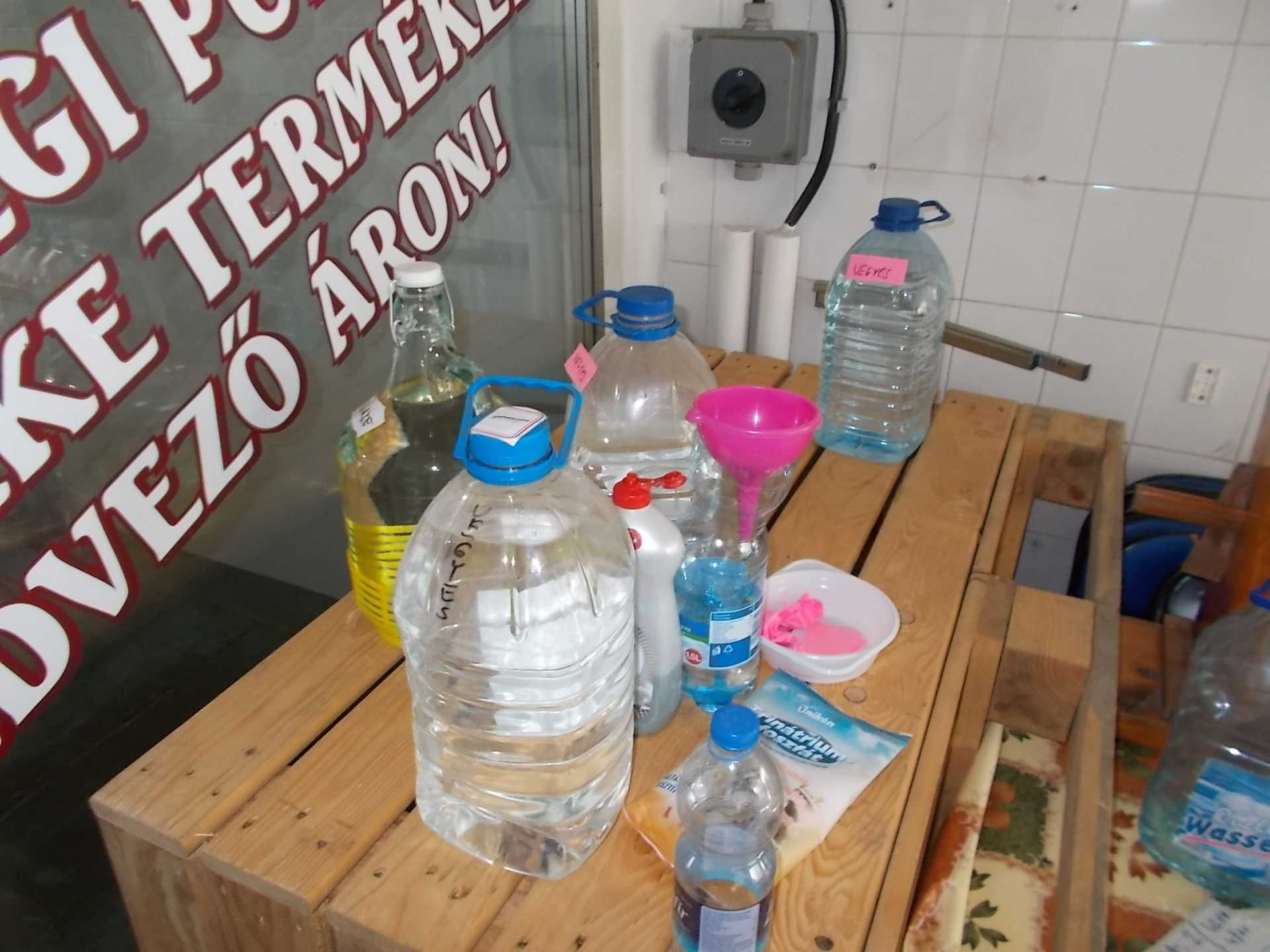 Engedély nélküli cigi, sör és pálinka a szombathelyi zöldségesnél