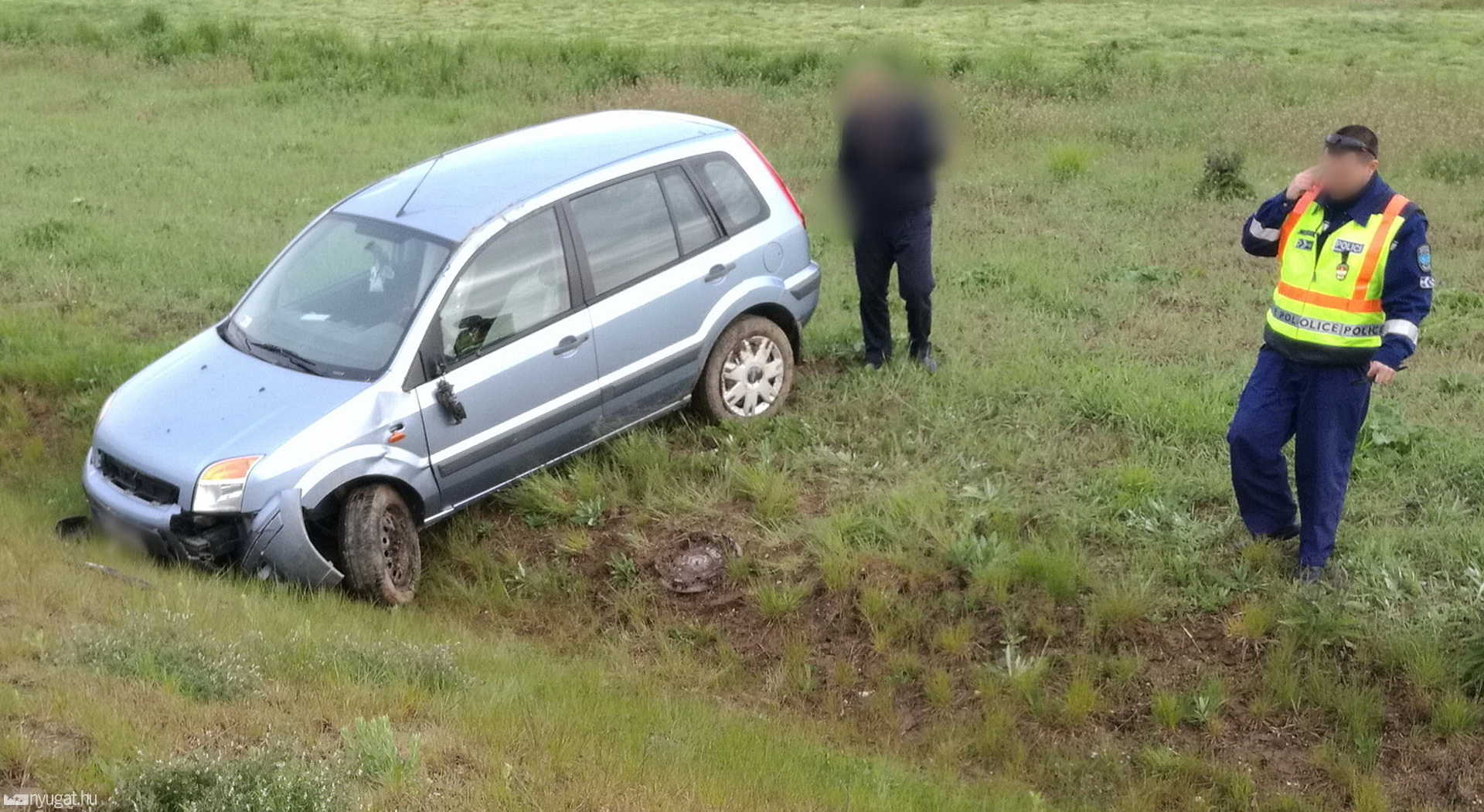 Lehajtott a töltésről egy Ford az M86 autóúton