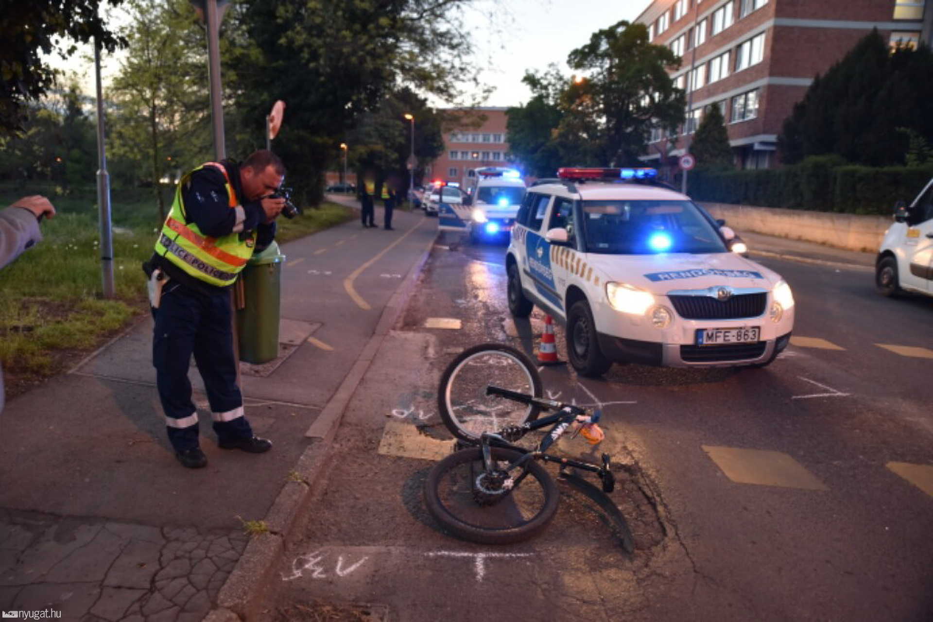 Rendőrautó gázolt kerékpárost Szombathelyen