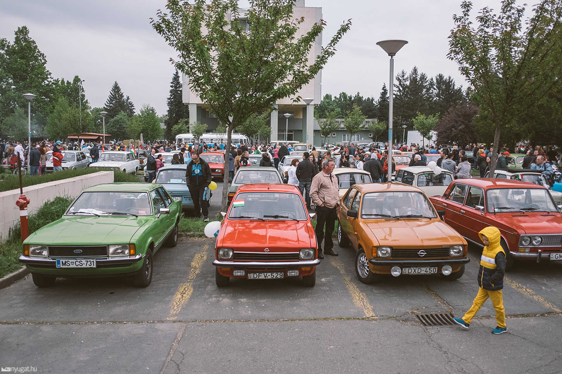 Retro felvonulás május elsején